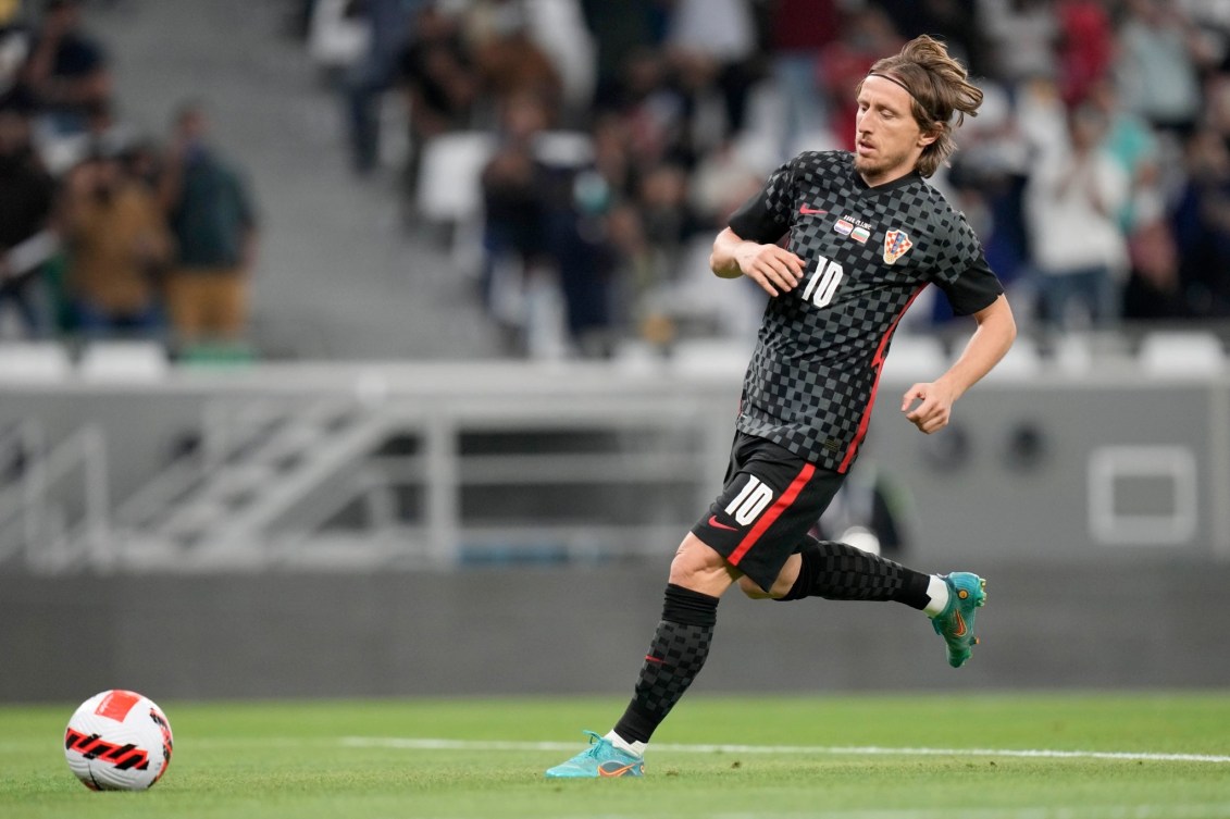 Le Croate Luka Modric cours sur le terrain. 