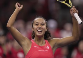 Leylah Fernandez célèbre les bras dans les airs.