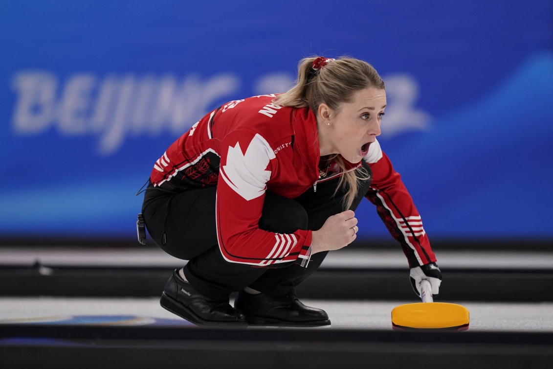 Jocelyn Peterman sur la surface de curling.