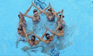 L'équipe de natation artistique d'Équipe Canada en prestation pendant les JO de Tokyo