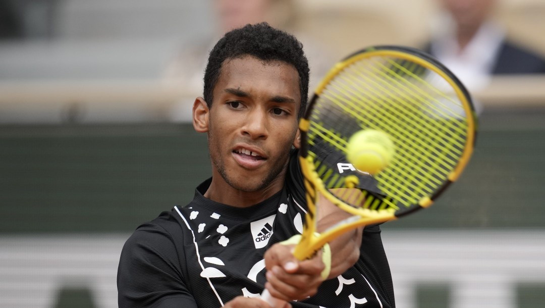 Félix Auger-Aliassime frappe une balle.