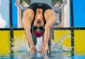 La nageuse canadienne Kylie Masse plongeant dans l'eau sur le dos.