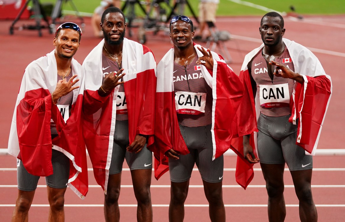 Andre de Grasse, Brendon Rodney, Aaron Brown e Jerome Blake con le bandiere canadesi sulle spalle. 