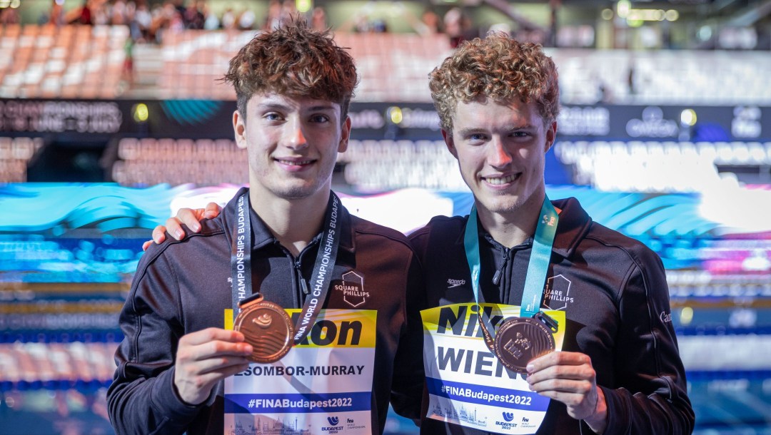 Deux plongeurs avec leur médaille de bronze.