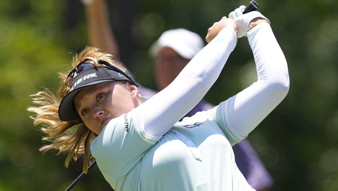 Brooke Henderson exécute un coup au golf