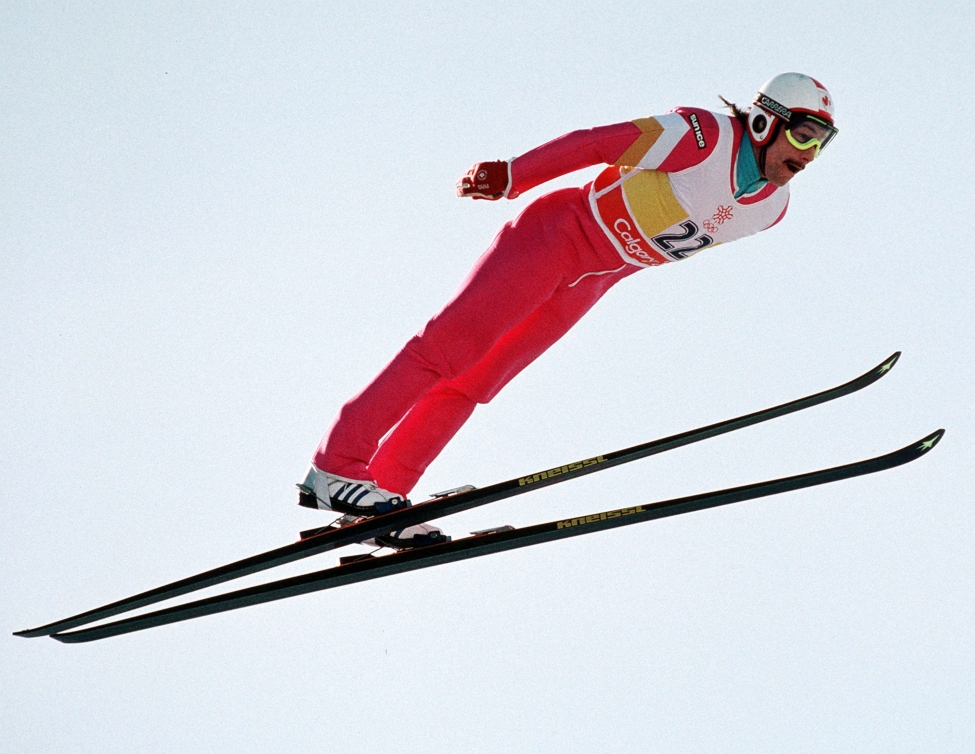 Un athlète fait un saut à ski.