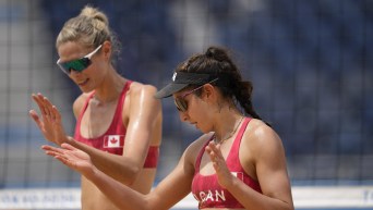 Sarah Pavan et Melissa Humana-Paredes se félicitent après un point gagné