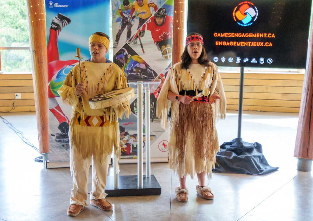Deux personnes en tenue traditionnelles autochtones.