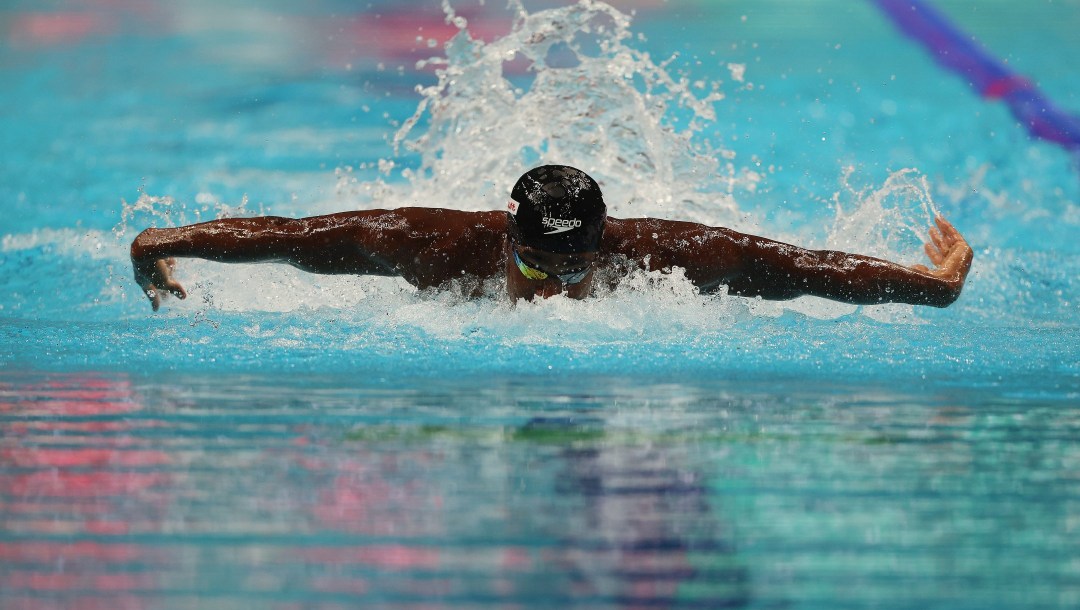 Un nageur en style papillon.