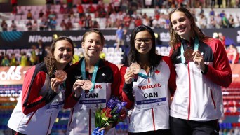 Quatre nageuses avec leur médaille de bronze au cou.