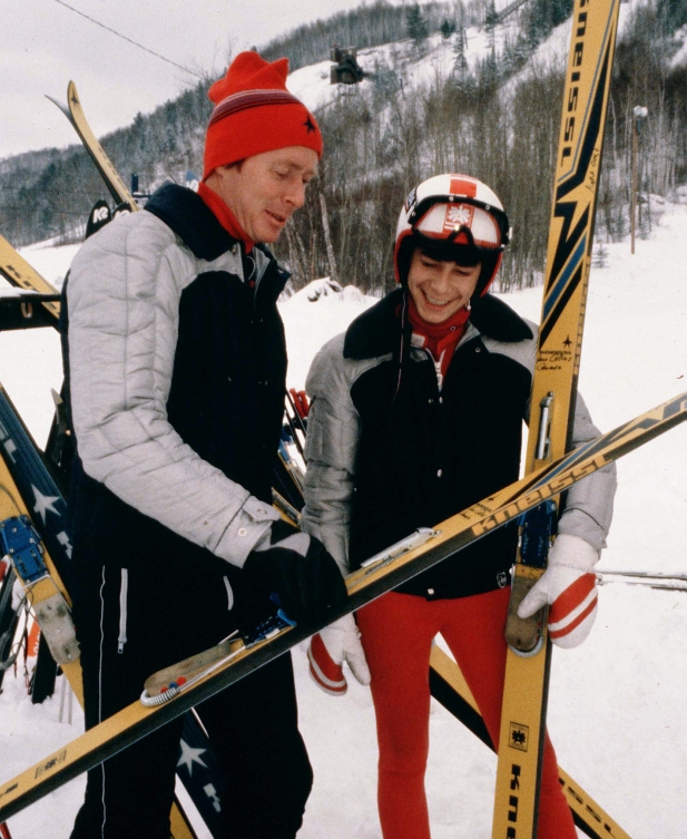 Un athlète et son entraîneur regardent des skis.
