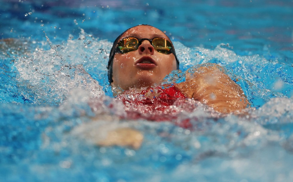 La nageuse Summer McIntosh sur le dos dans la piscine pendant une compétition