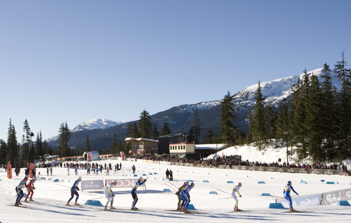 Des skieurs participent à une Coupe du monde de ski de fond.