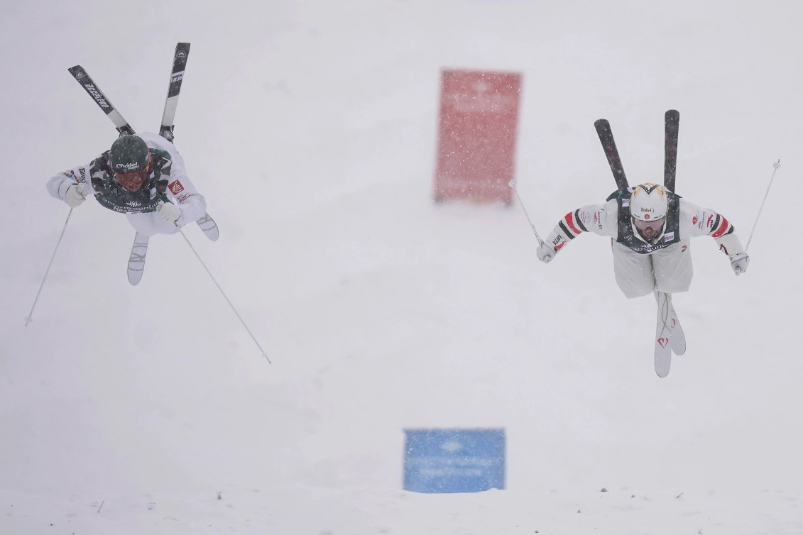 Deux skieurs acrobatiques dans une épreuve de bosse en parallèle. 