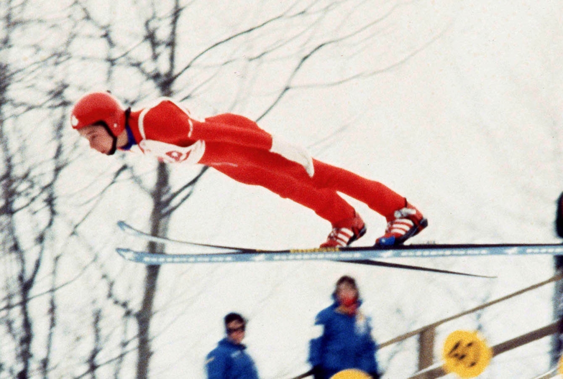 Un athlète fait un saut à ski. 