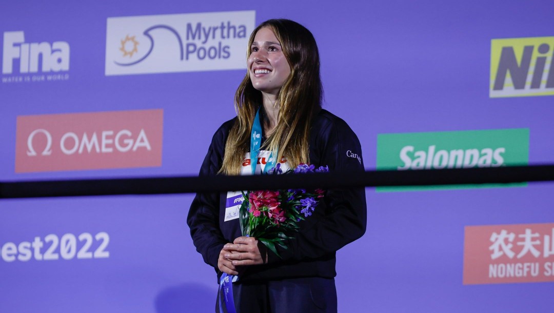 Mia Valléee avec des fleurs dans les mains sur le podium.