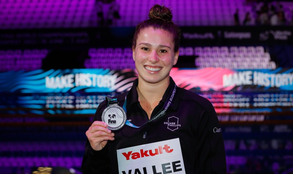 Mia Vallée avec sa médaille dargent.