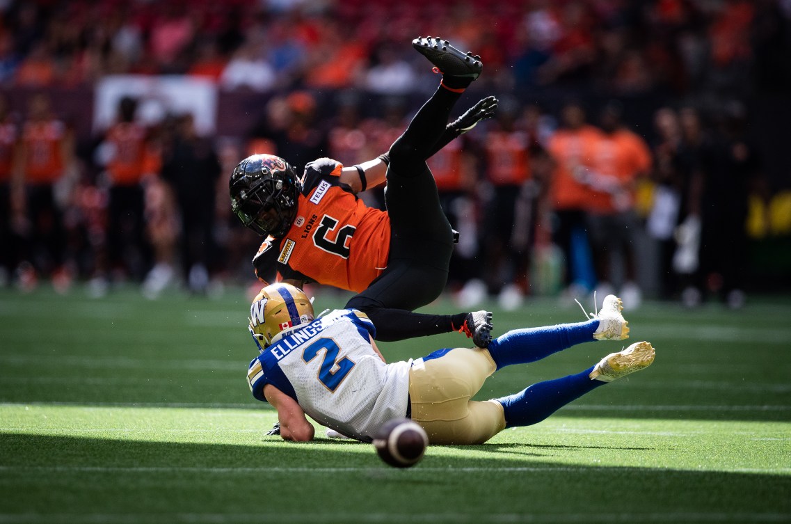 Deux joueurs de football en action. 