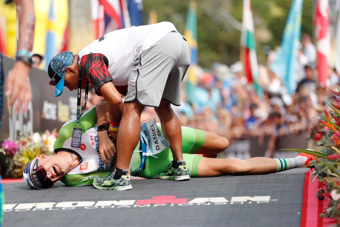 Un triathlète est effondré sur la route. 