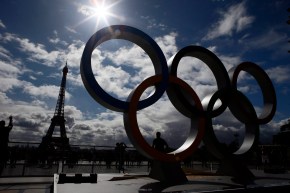 Les anneaux olympiques devant la tour Eiffel.