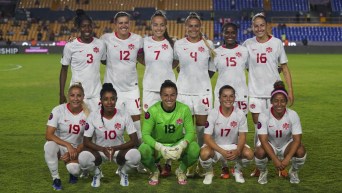 Des joueuses de l'équipe canadienne féminine de soccer posent pour une photo.