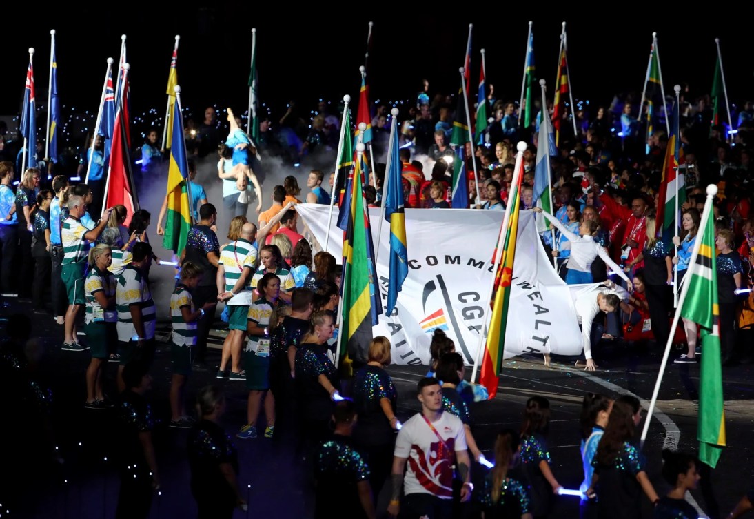 Le drapeau de la Fédération des Jeux du Commonwealth est porté sur la scène pendant la cérémonie de clôture.