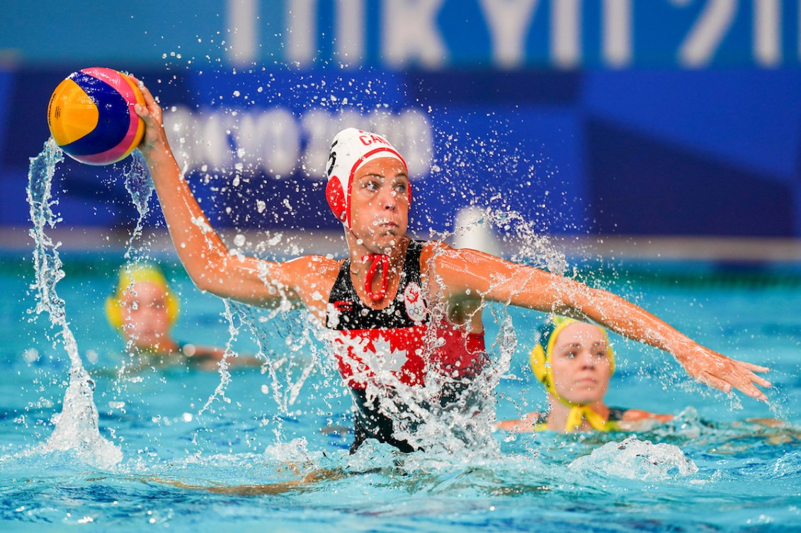 Une joueuse de water-polo effectue un lancer.