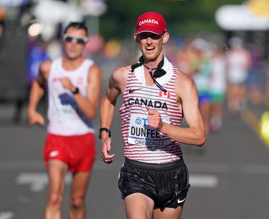 Evan Dunfee participe à l'épreuve du 35 km de marche.