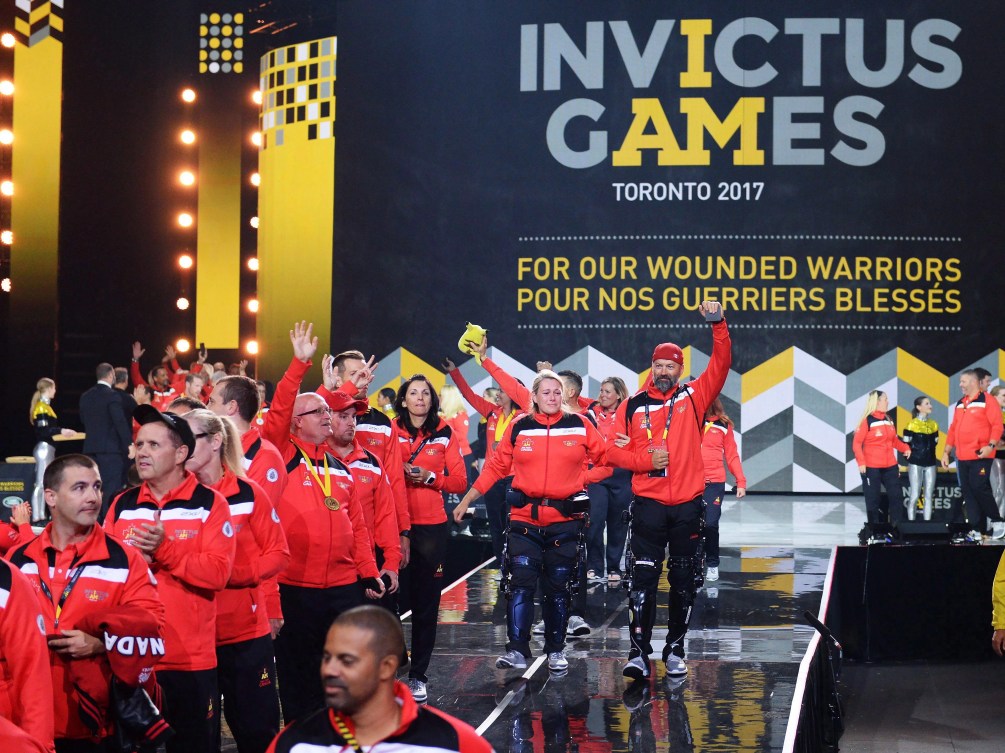 Des athlètes lors d'une cérémonie de clôture aux Invictus Games.