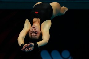 La plongeuse canadienne Mia Vallée pendant un plongeon aux Championnats du monde FINA