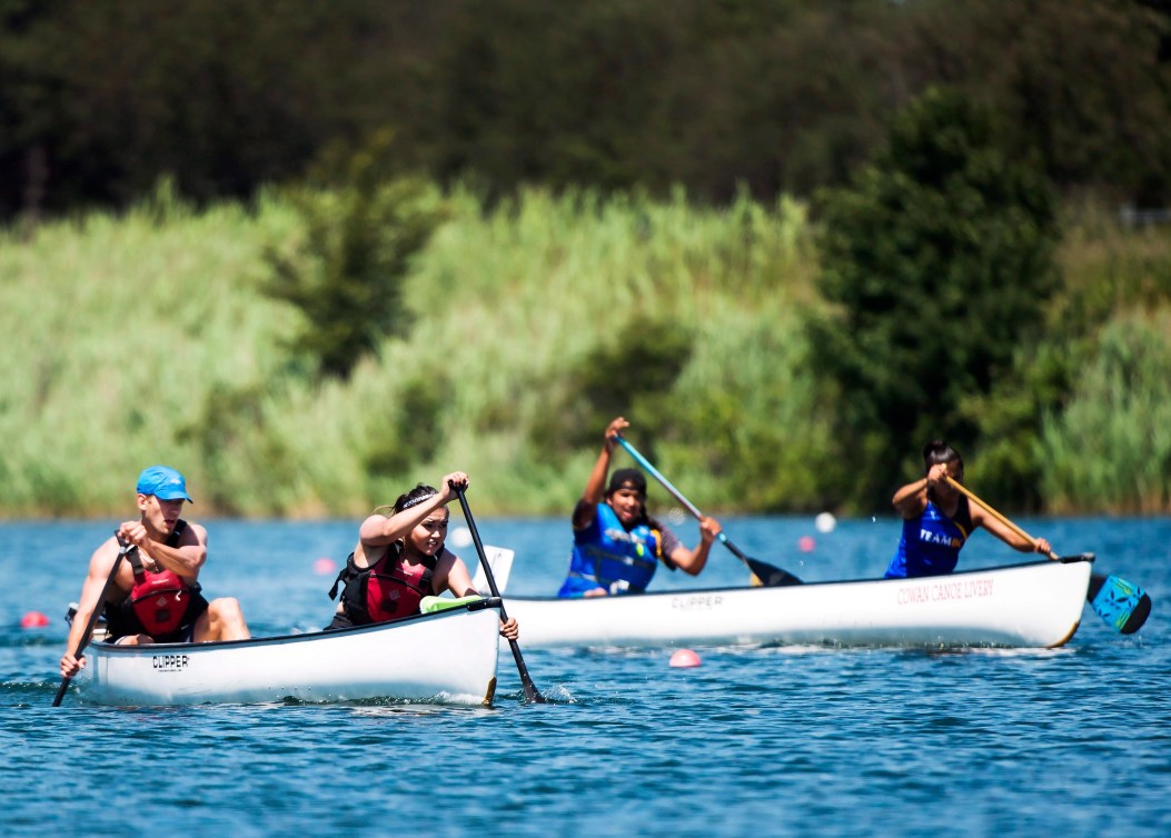 Des personnes dans des canoës.