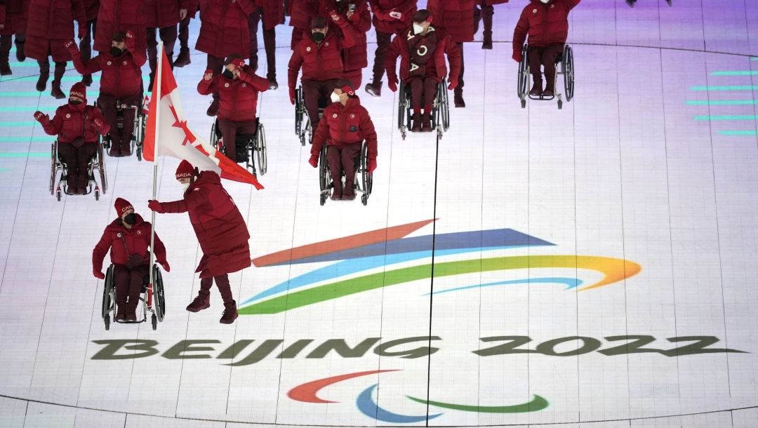 Des athlètes à la cérémonie d'ouverture des Jeux paralympiques de Beijing 2022.