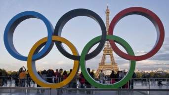 Les anneaux olympiques avec la tour Eiffel en toile de fond.