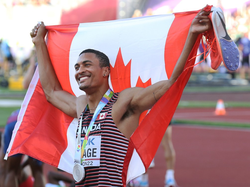 Pierce LePage célèbre sa médaille d'argent au décathlon 