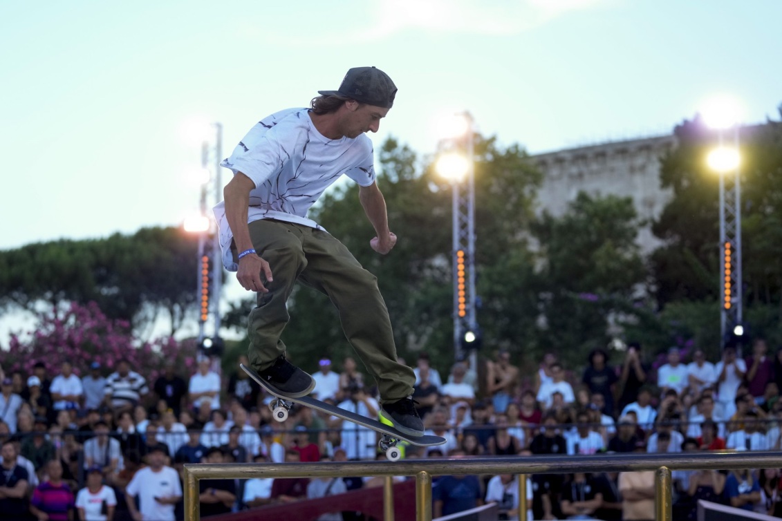 Ryan Decenzo sur sa planche en compétition.