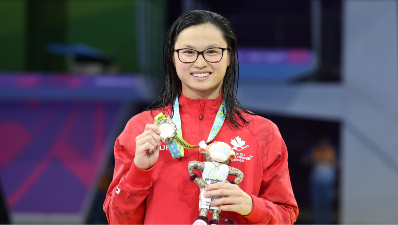 Maggie Mac Neil pose avec sa médaille d'or.