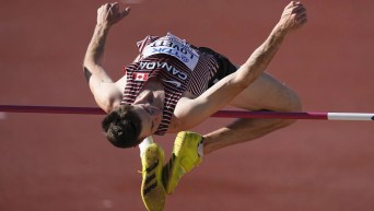 Un athlète effectue un saut en hauteur.