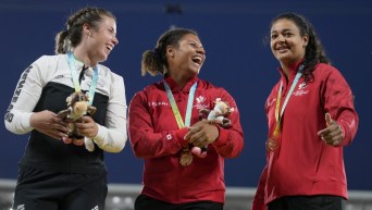 Trois athlètes avec leur médaille au cou.