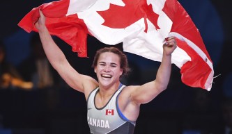 Linda Morais soulève un drapeau canadien.