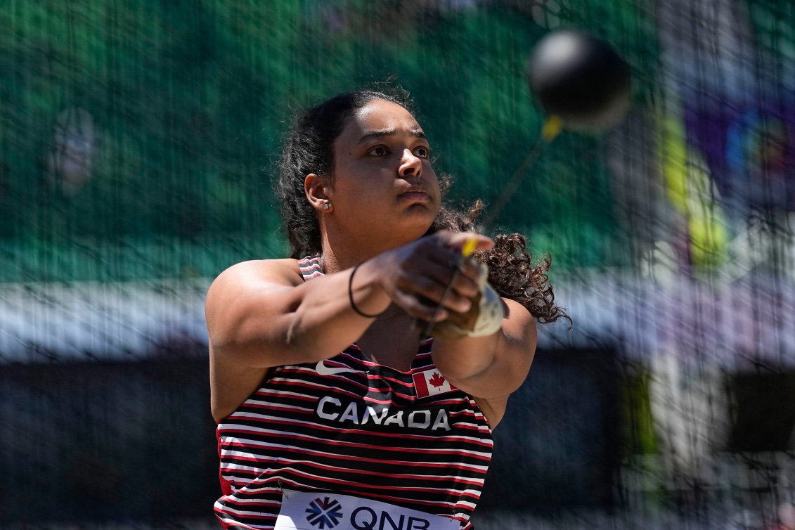 Jillian Weir fait un lancer. 