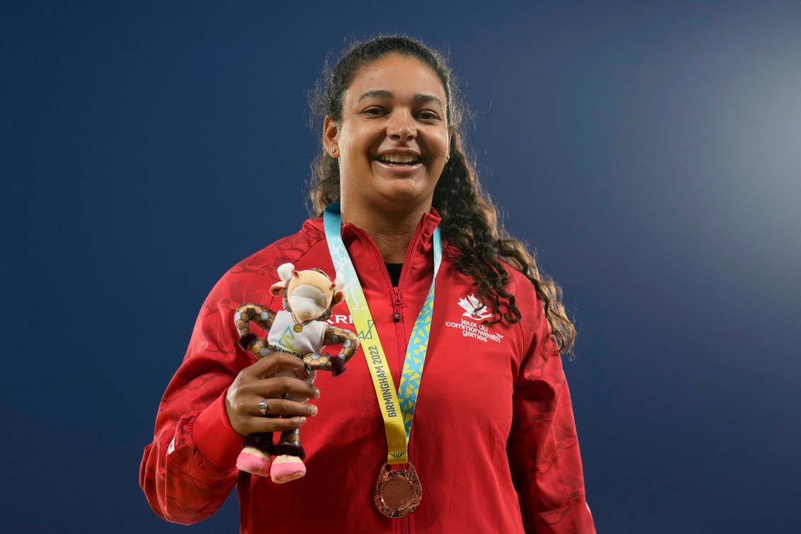 Jillian Weir avec sa médaille de bronze au ou et une peluche de la mascotte à la main. 