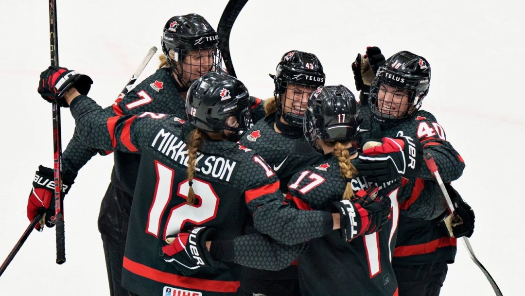 Les joueuses de hockey féminin d'Équipe Canada célébrant un but