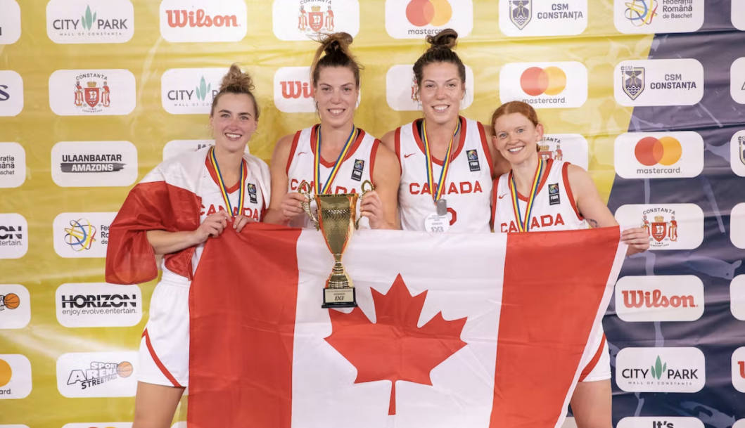 Les joueuses de basketball d'Équipe Canadienne célèbrent leur titre de championnes de la FIBA 3x3