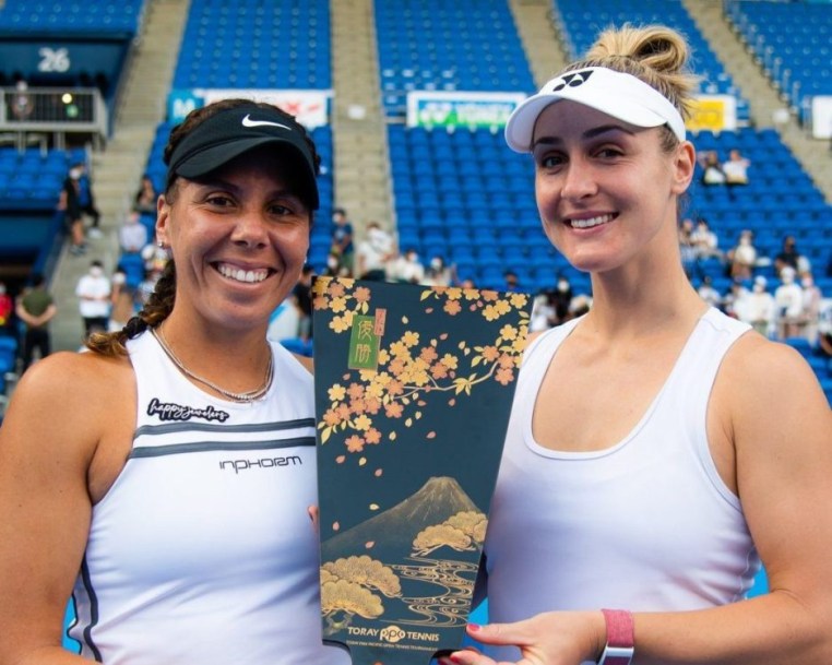 Gabriela Dabrowski et Giuliana Olmos célèbrent leur victoire au filet.