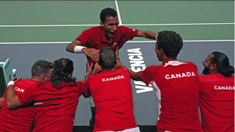 Félix Auger-Aliassime célébrant avec Équipe Canada après sa victoire à la Coupe Davis