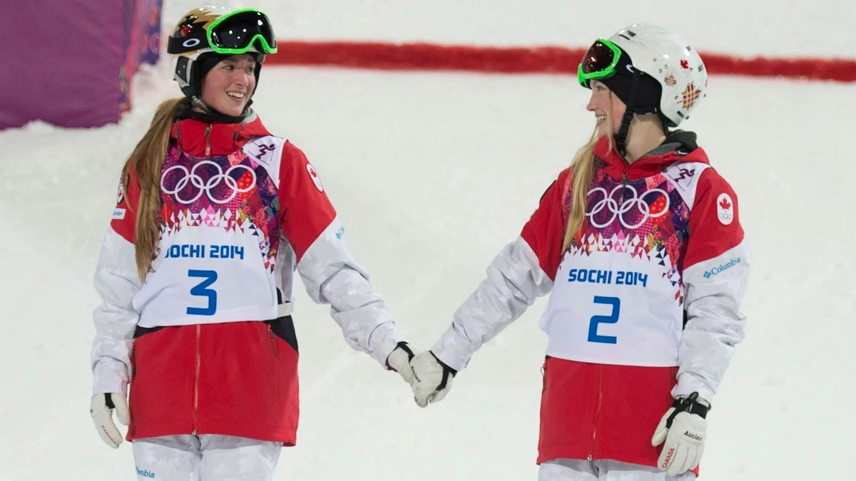 Chloé et Justine Dufour-Lapointe se tiennent la main. 