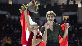 Paul Poirier et Piper Gilles posent avec leur médaille d'or
