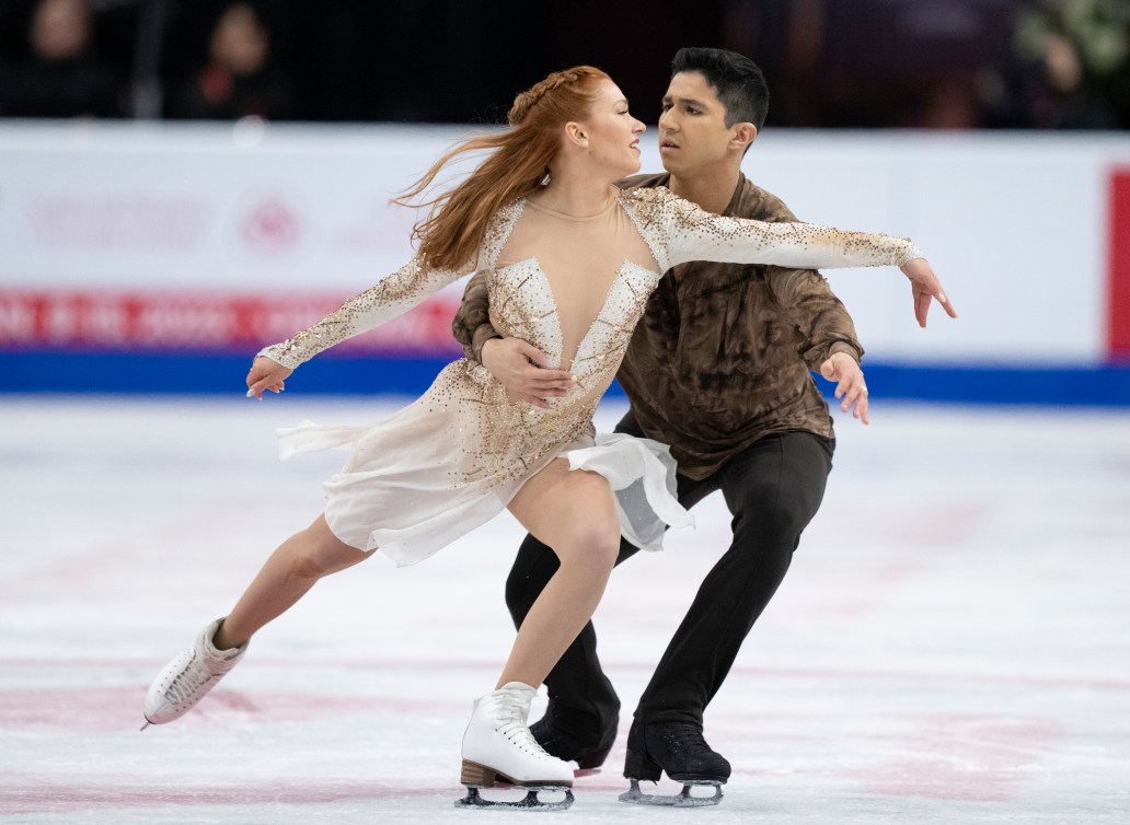 Marjorie Lajoie en robe blanche et Zachary Lagha en chemise marron exécutent leur danse libre