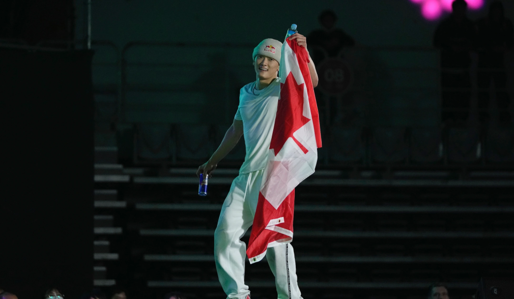 Un danseur avec le drapeau canadien