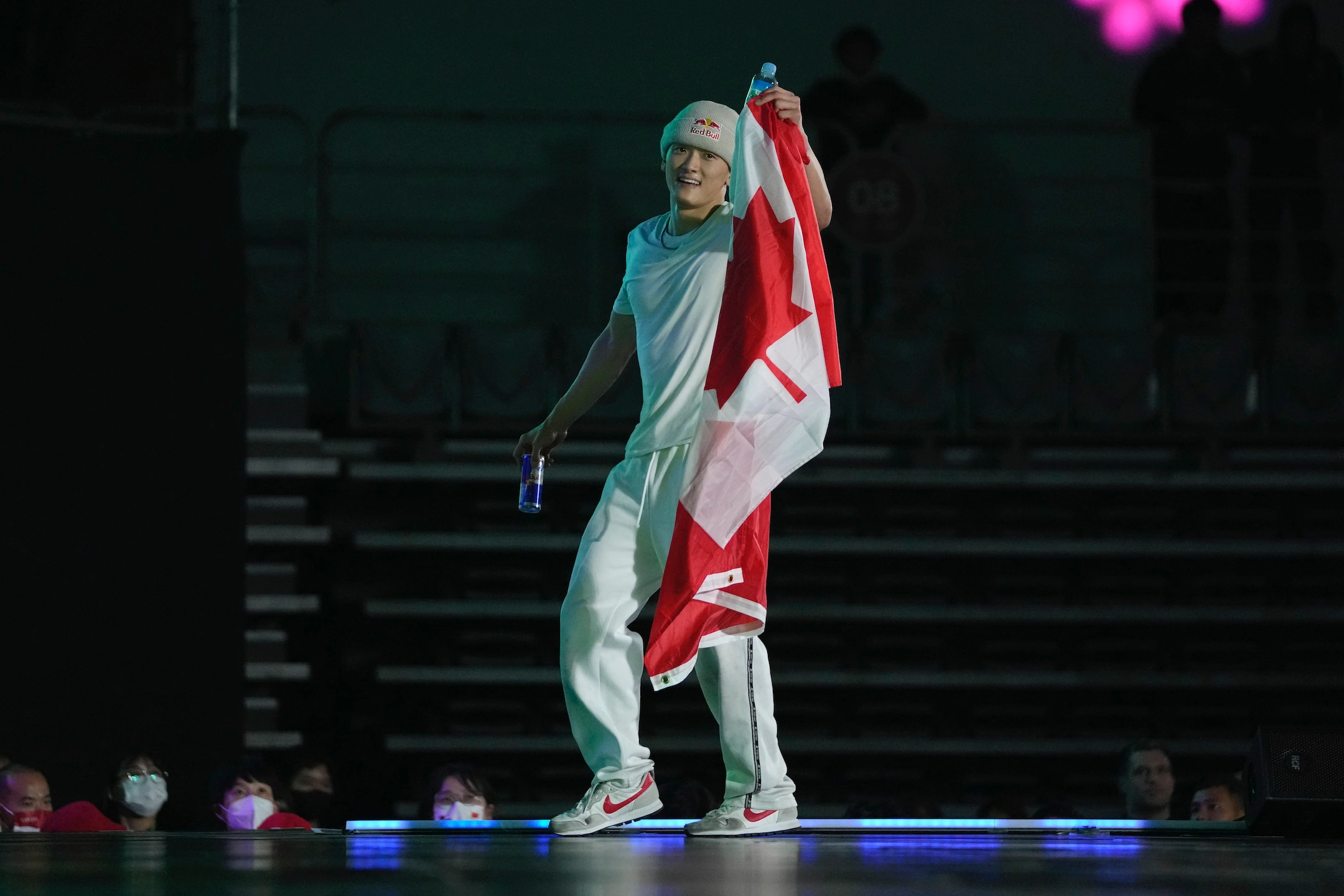 Un danseur avec le drapeau canadien